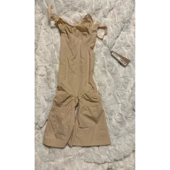 Skims NWT Everyday Sculpt Sand Mid Thigh Bodysuit Size small